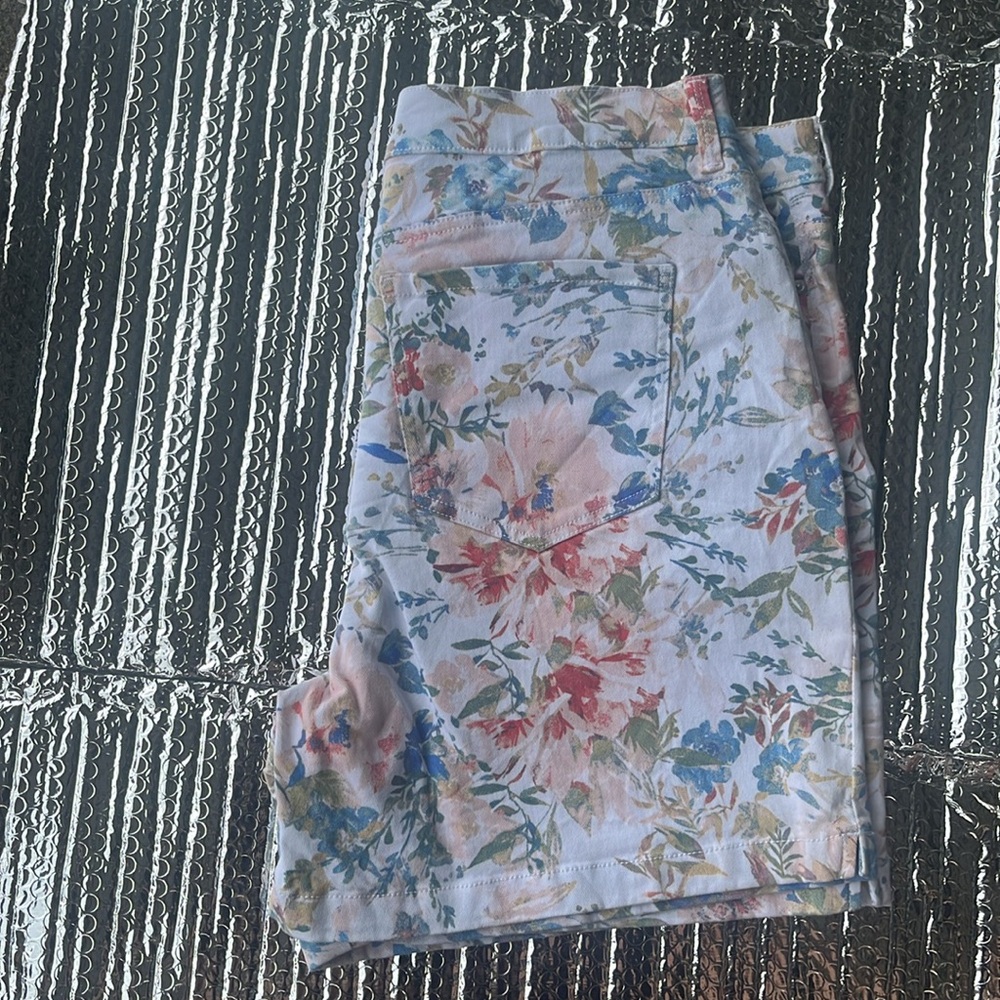 Gloria Vanderbilt was Floral Women's Shorts - Picture 7 of 7